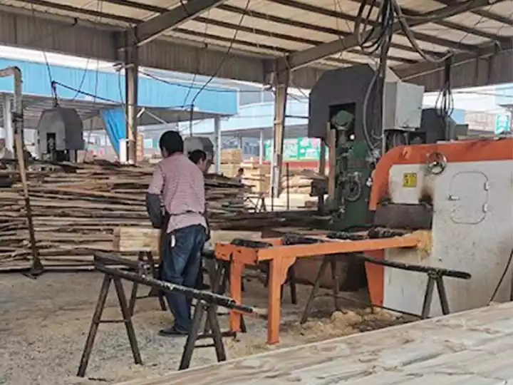 vertical-band-saw-in-Thailand-factory.webp