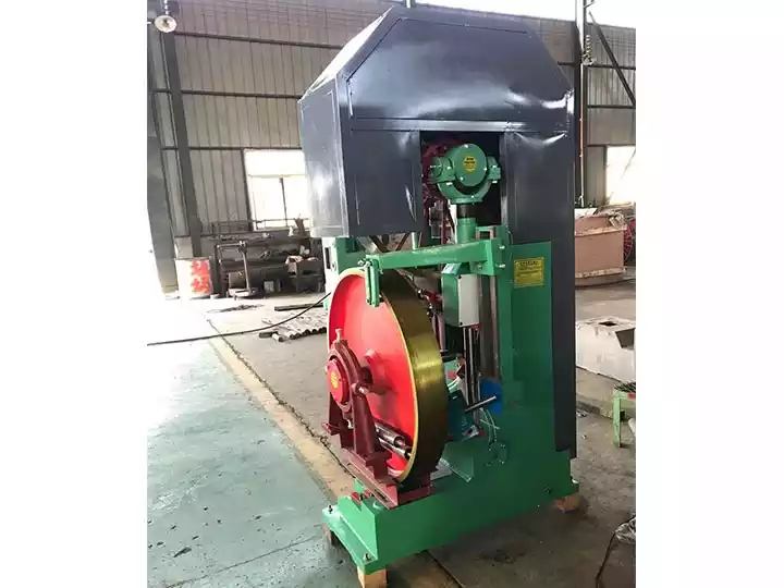 vertical-wood-saw-mill-machine-with-protective-shells